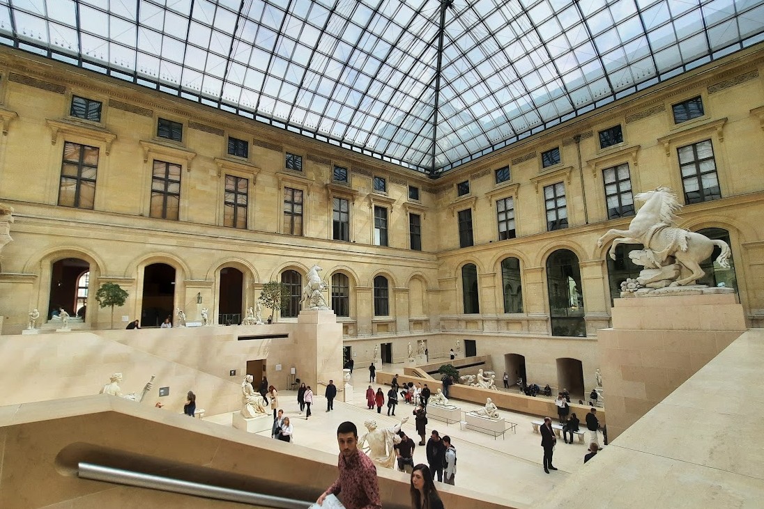 My first day in Paris - a walk, the Louvre and a gift from above